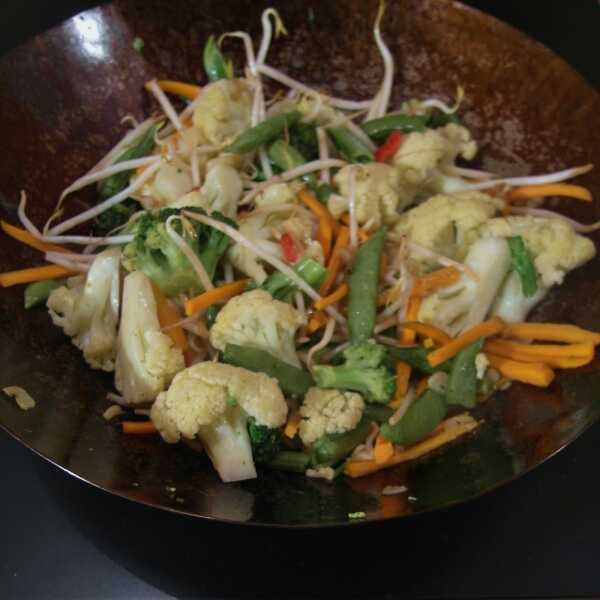Pad Phak Ruam Mitr - kolorowe smażone warzywa po tajsku