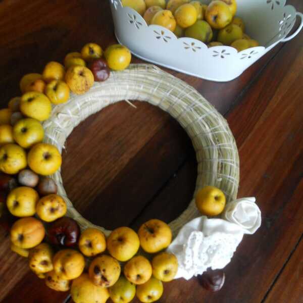 DIY - Jesienny wianek z owoców pigwowca 