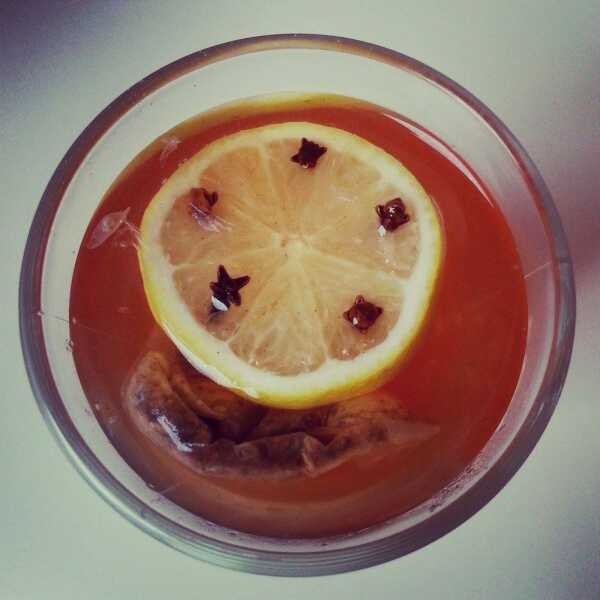 Aromatyczna herbata pomarańczowa z goździkami, cynamonem i kardamonem
