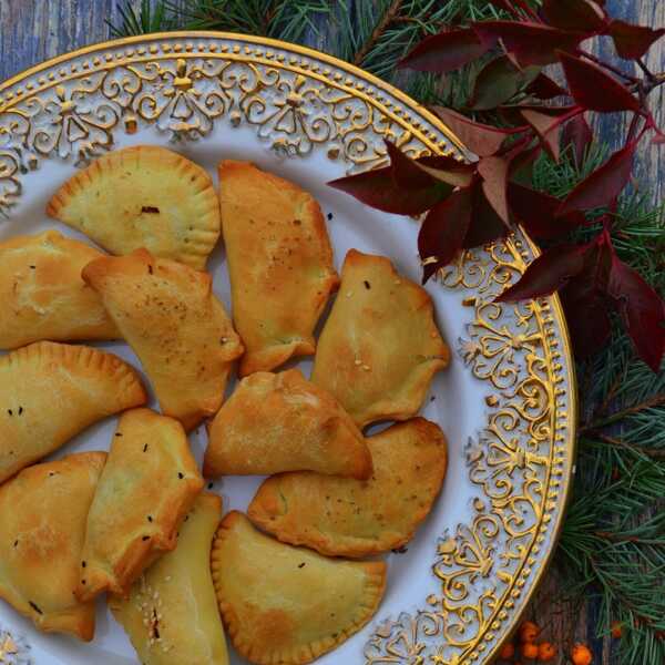 DROŻDŻOWE, PIECZONE PIEROGI Z KAPUSTĄ ŚWIĄTECZNĄ 