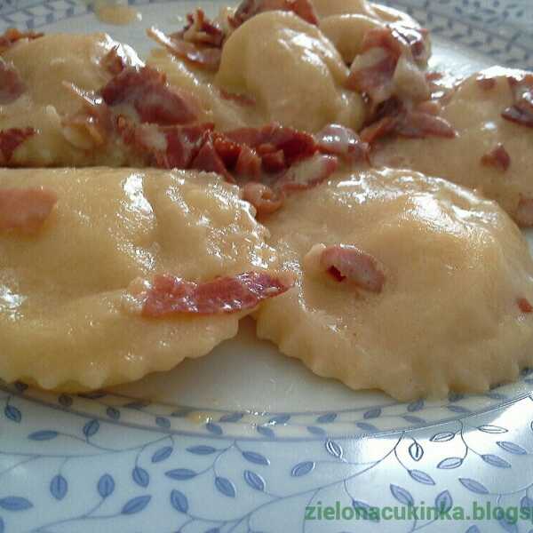 Pierogi z szynką , serem i boczkiem - ravioli con la ricotta, prosciutto cotto e pancetta