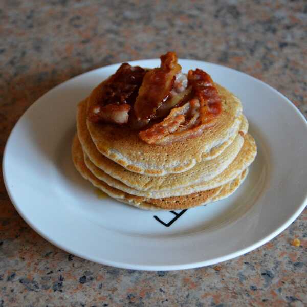 Pancakes z bekonem i syropem klonowym