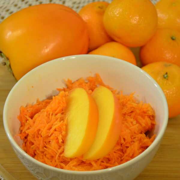 Surówka z marchewki z persymoną i mandarynką