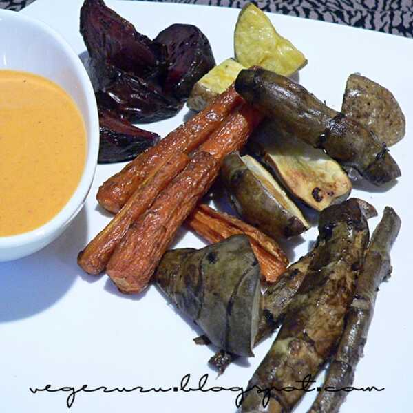 Pieczony topinambur i inne warzywa korzeniowe z sosem majonezowo-paprykowym.
