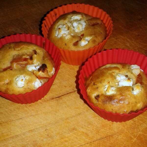 Muffinki z pomidorami i serem feta 