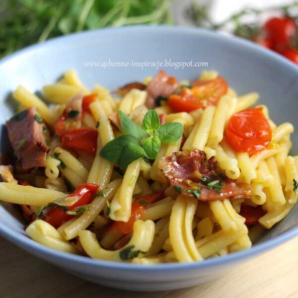 Orkiszowa pasta z szynką parmeńską, pomidorkami koktajlowymi i czosnkową oliwą z oliwek ze świeżym oregano 