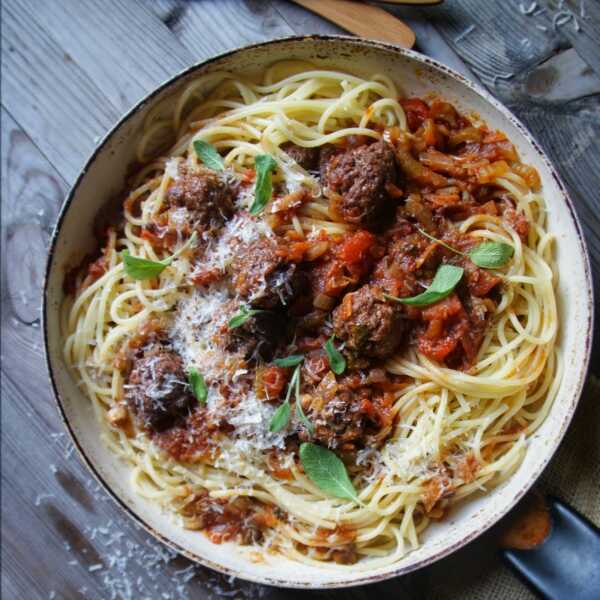 Spaghetti z pulpecikami - szałowe bo szałwiowe, z winem na dodatek!