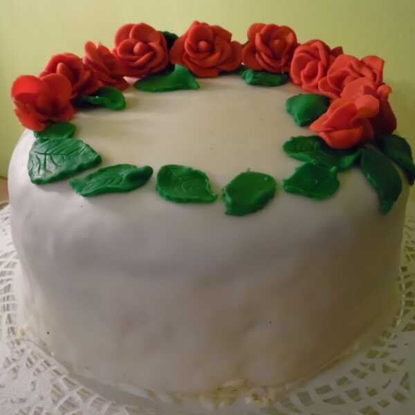 Tort angielski z różami, tort z masą cukrową
