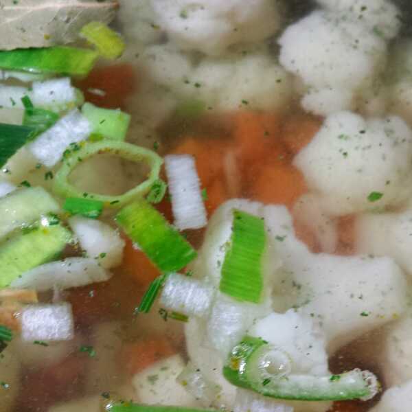 Zupa kalafiorowa z kaszą jaglaną 
