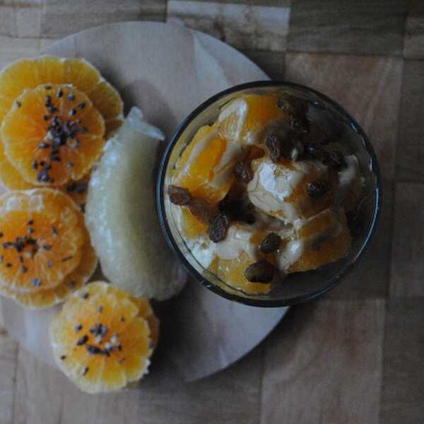 817. Kokosowy i piernikowy pudding chia z pomarańczą, tahini, miodem i rodzynkami 