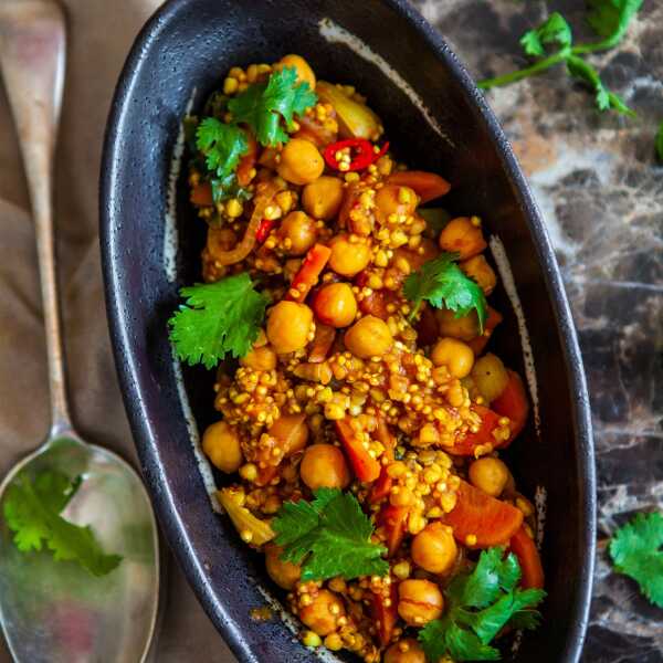 Curry z ciecierzycy z kaszą quinoa