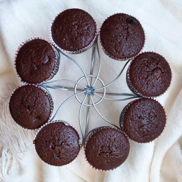 Babeczki czekoladowo-piernikowe z suszonymi śliwkami i imbirem