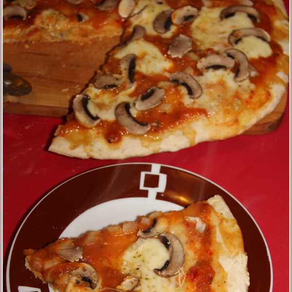 Pizza z pieczarkami