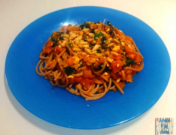 Razowe spaghetti z dynią, fetą i orzechami