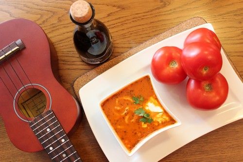 Znakomita zupa pomidorowa z lanymi kluskami