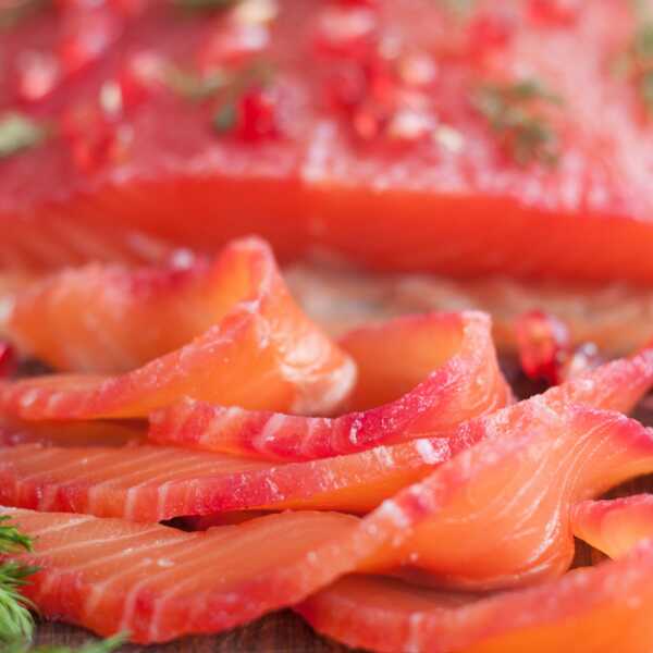 Gravlax, w marynacie z burakiem