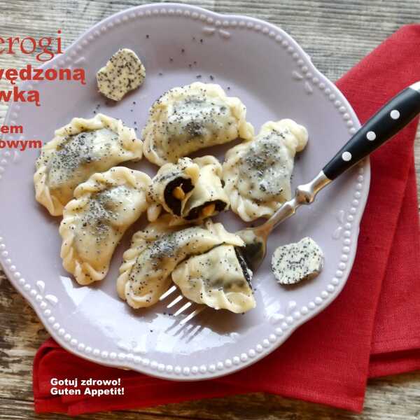 Pierogi z wędzoną śliwką i masłem makowym