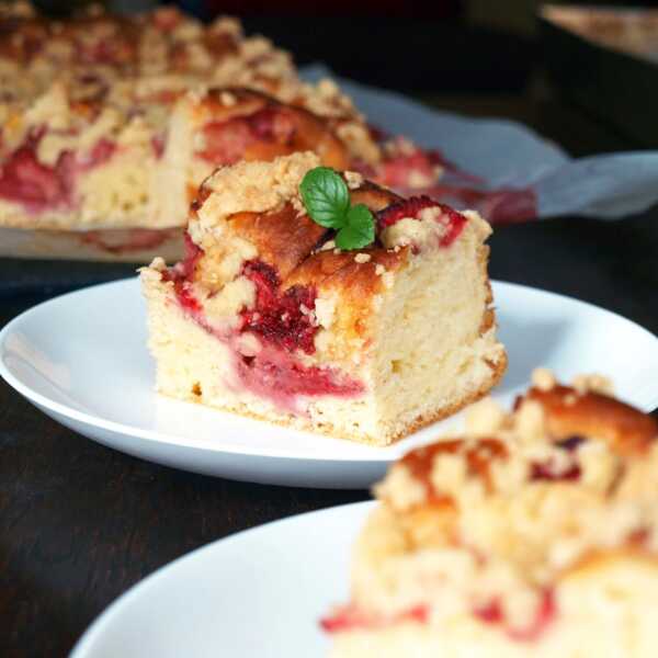 Classic crumble cake with strawberries | Placek drozdzowy z truskawkami i kruszonka