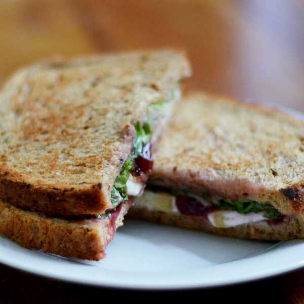 Brie, żurawina i guacamole - grillowane kanapki / Brie, cranberry and guacamole - grilled sandwich