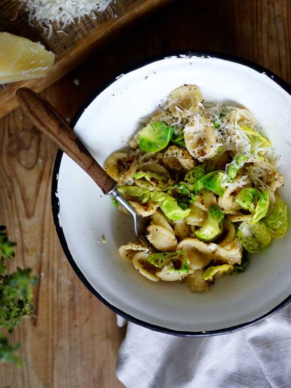 Orecchiette carbonara z paloną brukselką