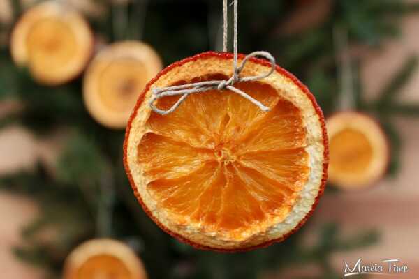 Ozdoby choinkowe z pomarańczy