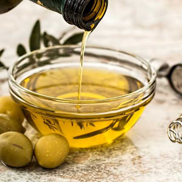 Oliwa z oliwek w służbie włosom