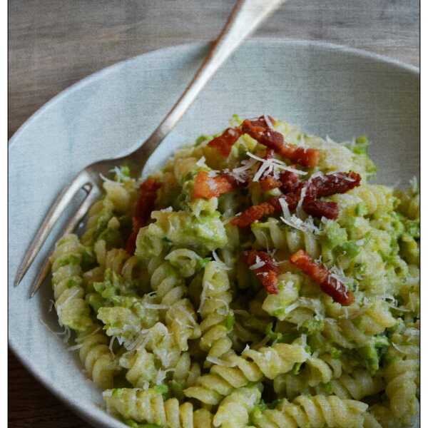 Lekka carbonara z groszkiem i migdalami