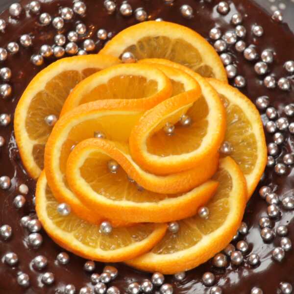 Urodzinowo - Świateczne ciasto czekoladowo - migdałowe z gotowanymi pomarańczami.