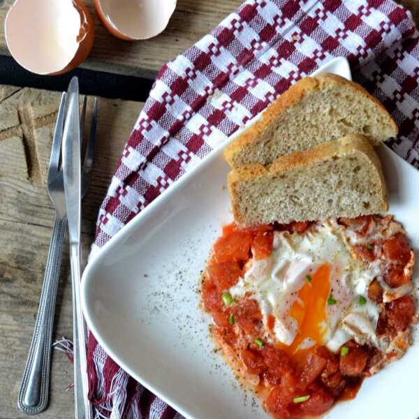 Jajka w pomidorach - śniadanie 