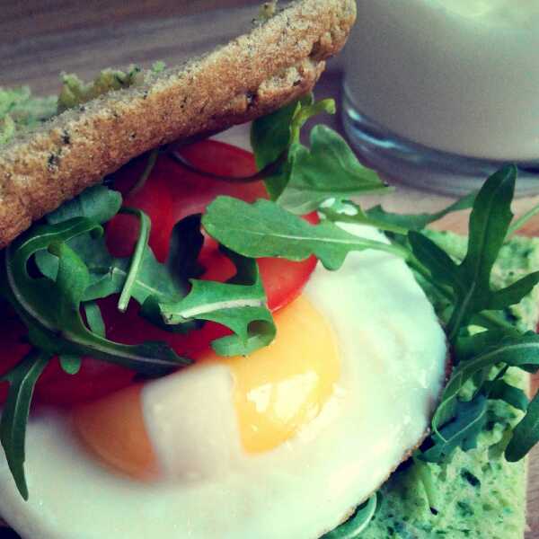 Biszkopt z rukolą, jajkiem sadzonym, pomidorem oraz sosem czosnkowym – wysokobiałkowe śniadanie
