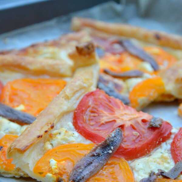 Prosta tarta z pomidorami, kozim serem i anchois 