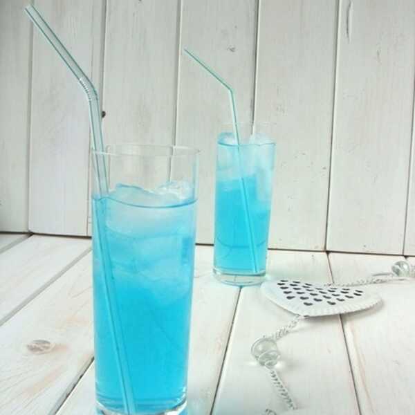 Lazurowy drink z ginem i sokiem limonkowym