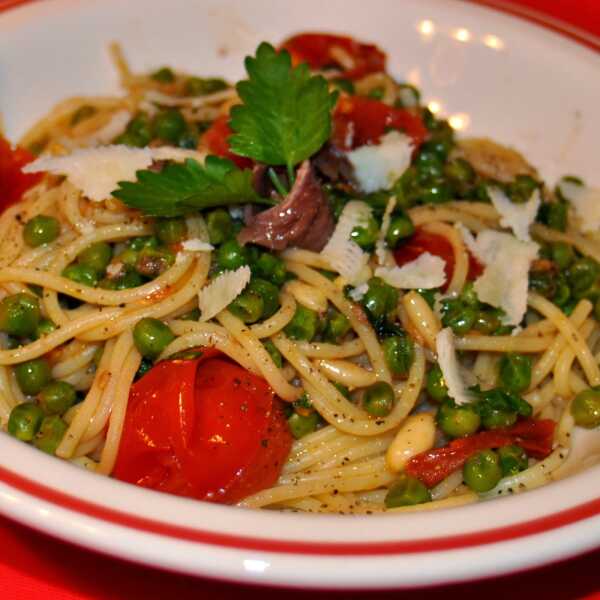 PASTA E VINO! Spaghetti z groszkiem, pomidorkami, sardelami i orzeszkami piniowymi