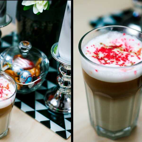 Domowa Caffè Latte z kardamonem, jabłkiem i kolorową posypką cukrową