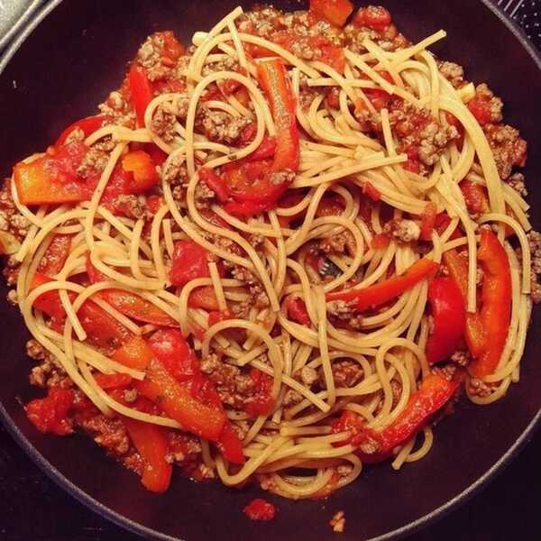 Spaghetti z czerwoną papryką