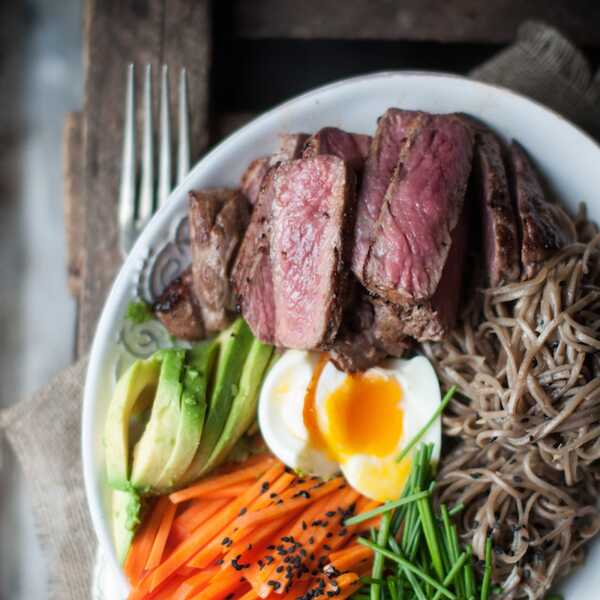 Stek z makaronem soba, jajem i warzywami (Steak with soba noodles, egg and veggies).