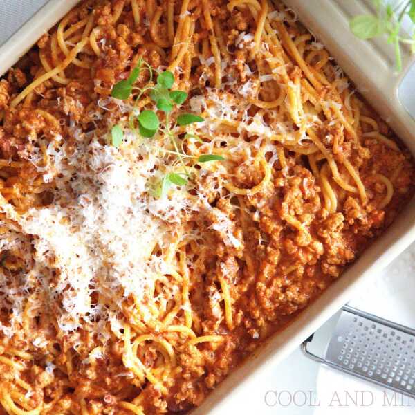 SPAGHETTI ZAPIEKANE Z SOSEM POMIDOROWYM, KURCZAKIEM I MASCARPONE