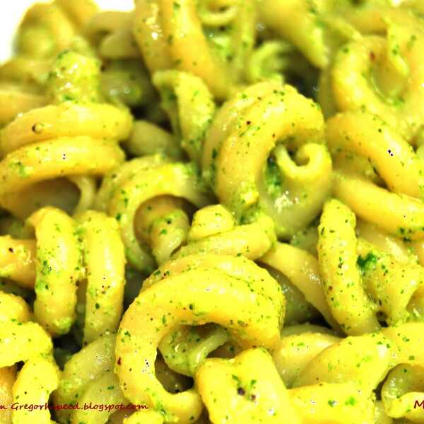 Trottole z bazyliowo piniowym pesto