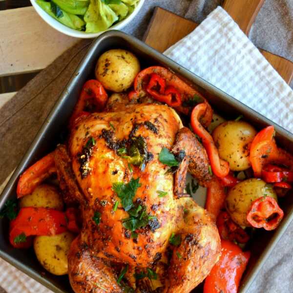 Idealnie upieczony kurczak z ziemniakami i papryką z prostą sałatką 
