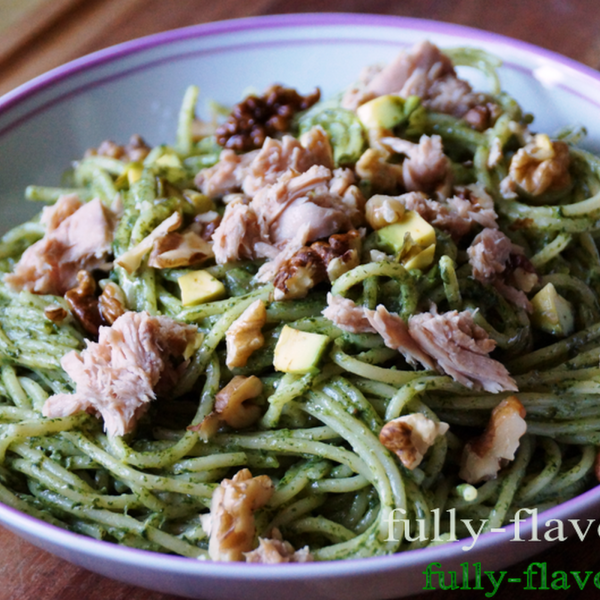 Spaghetti w szpinakowo-serowym sosie z awokado, tuńczykiem i orzechami 