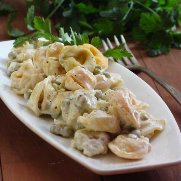 Sałatka z makaronem tortellini 