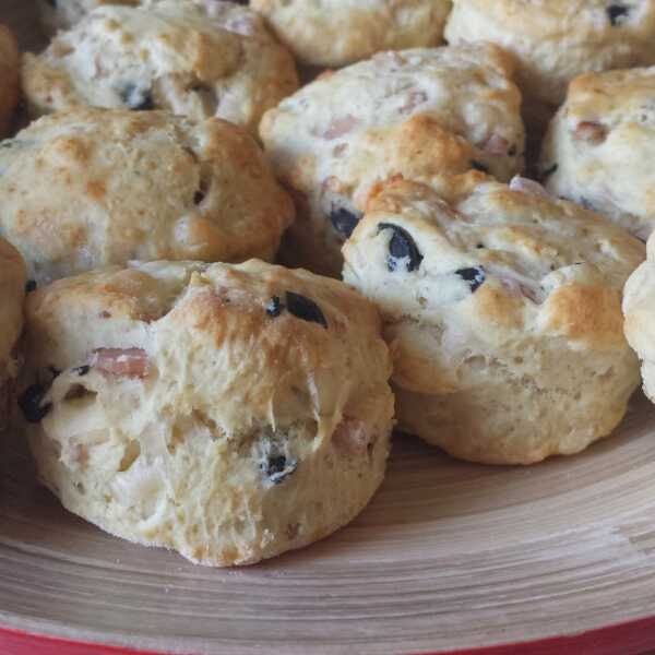 Scones z szynką i oliwkami