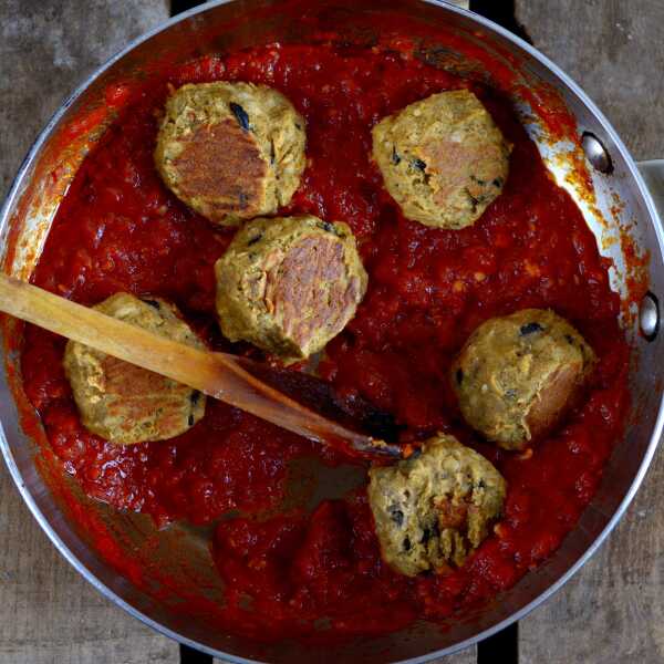 Wegetariańskie pulpety z pieczonego bakłażana i czerwonej soczewicy w pomidorach