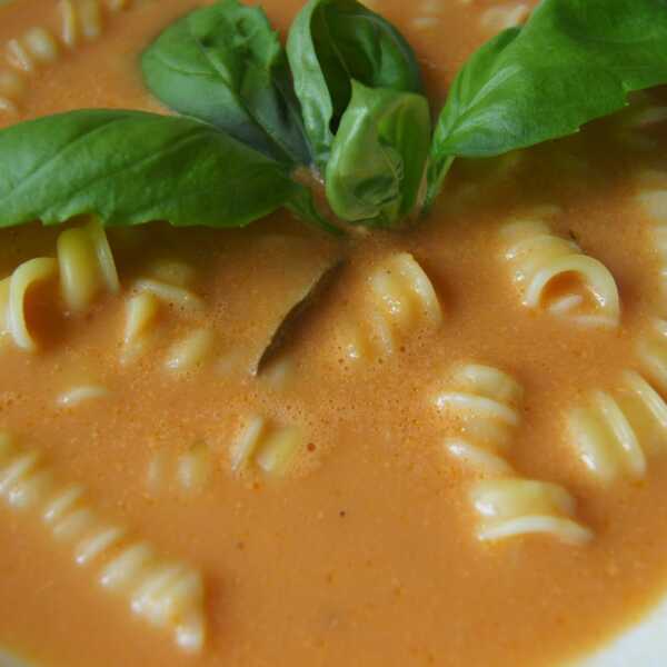 Aksamitna zupa pomidorowa