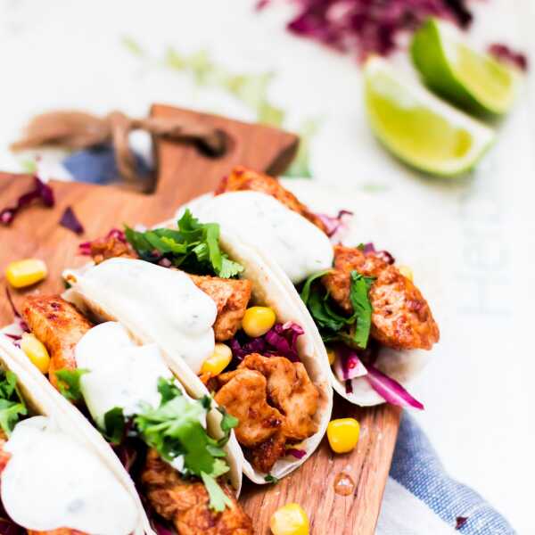Tacos z kurczakiem, radicchio, kukurydzą konserwową i sosem limonkowo-kolendrowym.