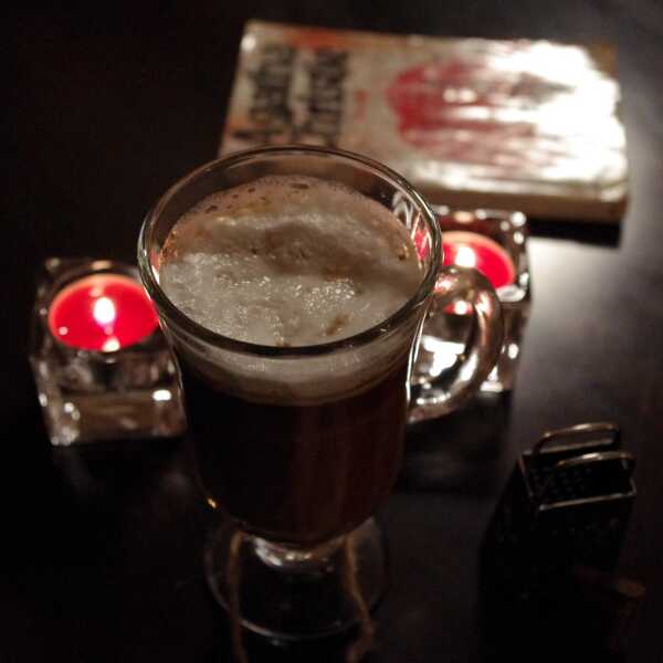 Gorąca czekolada z pianką ze spienionego mleka i wiórkami kokosowymi / Hot chocolate with foam from steamed milk and desiccated coconut
