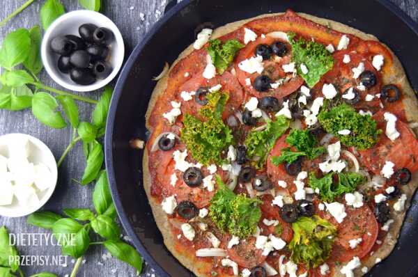 Szybka fit pizza z patelni z oliwkami, jarmużem i serem feta