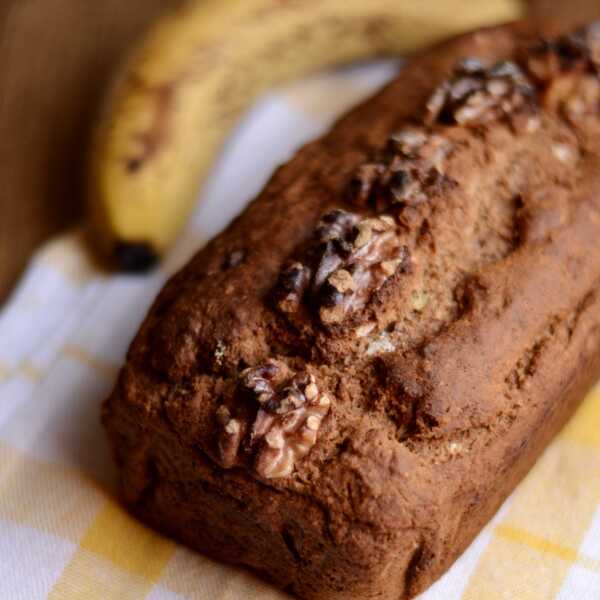 Prosty, zdrowy chlebek bananowy.