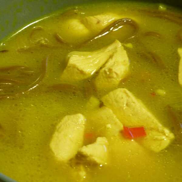 Tajska zupa z kurczakiem i trawą cytrynową