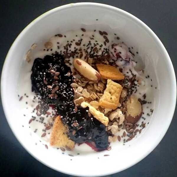 Jogurt z płatkami owsianymi i nasionami chia - pełnowartościowe śniadanie